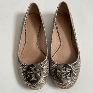 Tory Burch Reva Snakeskin Python Embossed Ballet Flats Sz 8M medallion Logo